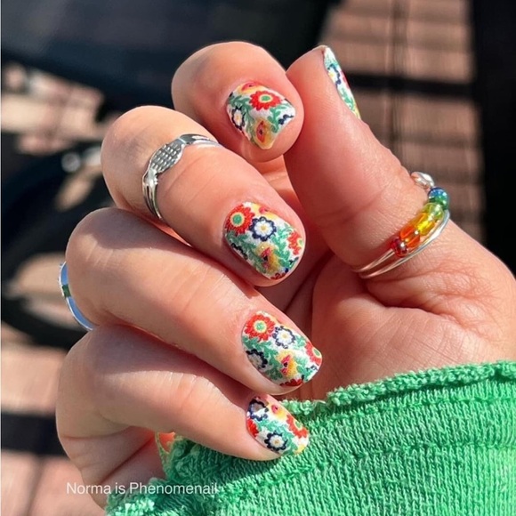 *Retired* Color Street: Flores de Amor | White Shimmer Floral Red Green Blue - Picture 5 of 16